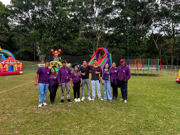 Equipe da Festa Top uniformizada ao lado dos brinquedos montados